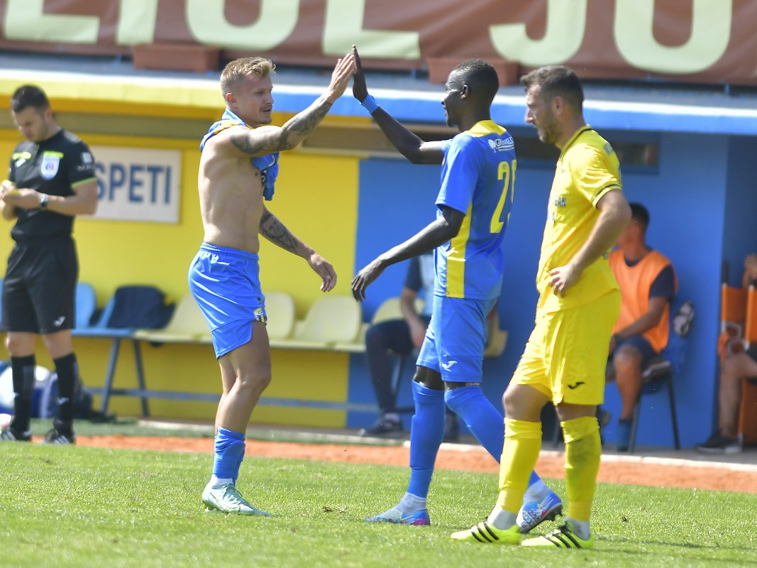 “Nae, e clar, dacă îi duci să joace numai pe iarbă naturală, bat de rup! Rămâne să vezi ce trebuie făcut dacă mai dau peste cea artificială!”. ACS Petrolul ’52: cinci victorii, 13 goluri marcate, numai unul primit, în L2! S-o fi nimerit echipa de promovare?