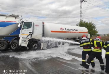 Doi coloși ai șoselelor, unul fiind plin cu combustibil lichid, s-au ciocnit pe DN72