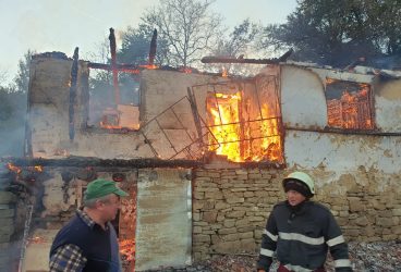Pompierii au descins la locul unui incendiu cu barca pneumatică
