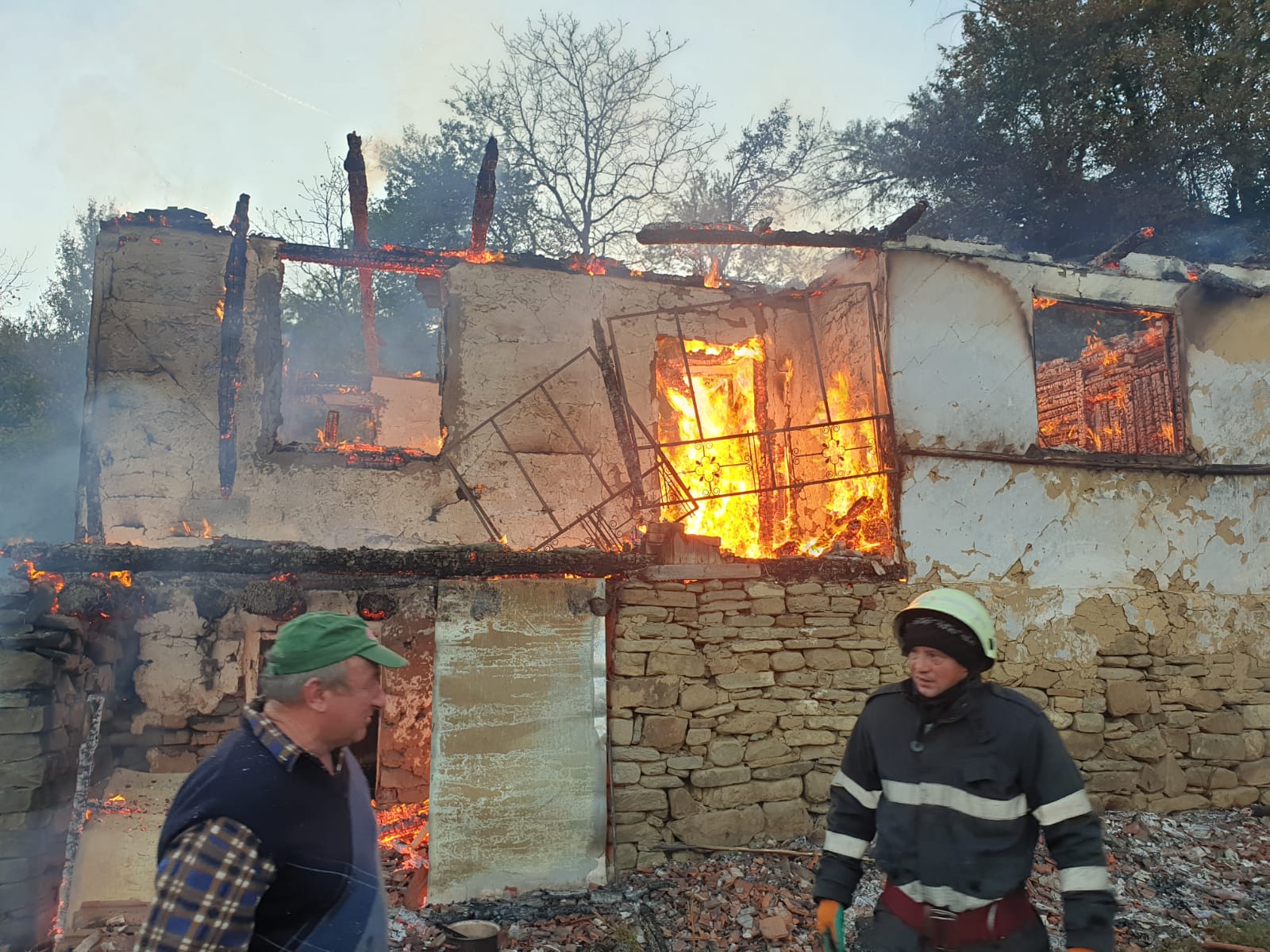 Pompierii au descins la locul unui incendiu cu barca pneumatică Pompierii au descins la locul unui incendiu cu barca pneumatică