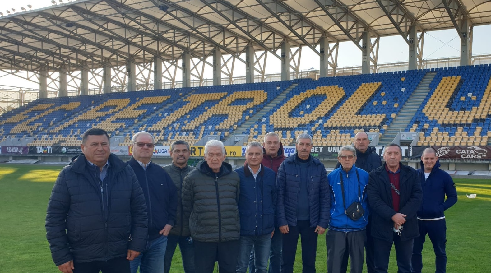 Încă două zile și scutul se întoarce – oficial – la ACS Petrolul ’52! Trei membri fondatori ai clubului găzarilor vor fi prezenți la licitația de joi, să readucă mărcile “acasă”! !