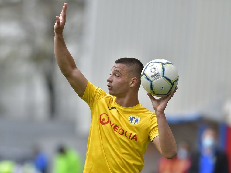 Fotbaliști din Liga a II-a, ploieșteanul Valentin Țicu și clujeanul Victor Dican au fost convocați la echipa națională “U 21” a României, cel dintâi a doua oară consecutiv. A și apărat zvonul cu privire la o posibilă vânzare a petrolistului unde, altundeva, decât la FCSB!