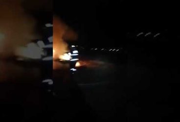 Imagini cu autoturismul care a ars ca o torță, aseară, la Urlați