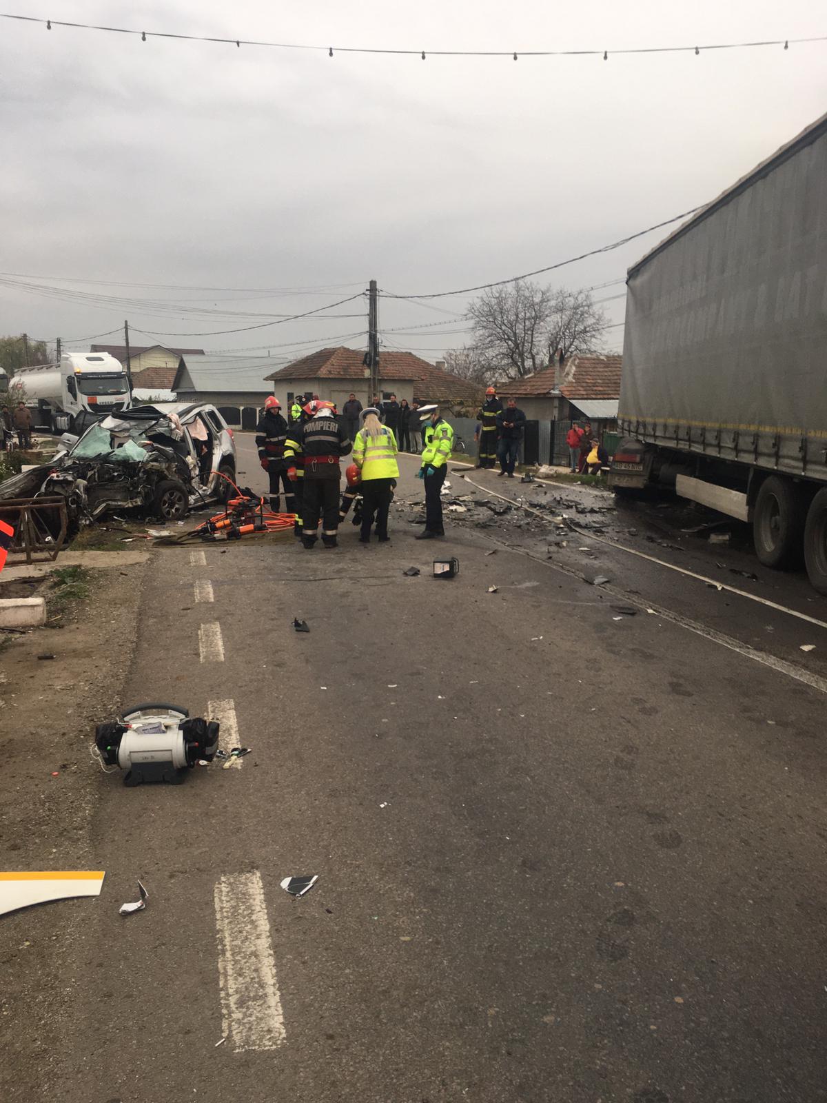 Șoferul unui SUV a murit în ciocnirea cu un TIR încărcat cu ciment, la Ciorani (foto) Șoferul unui SUV a murit în ciocnirea cu un TIR încărcat cu ciment, la Ciorani (foto)