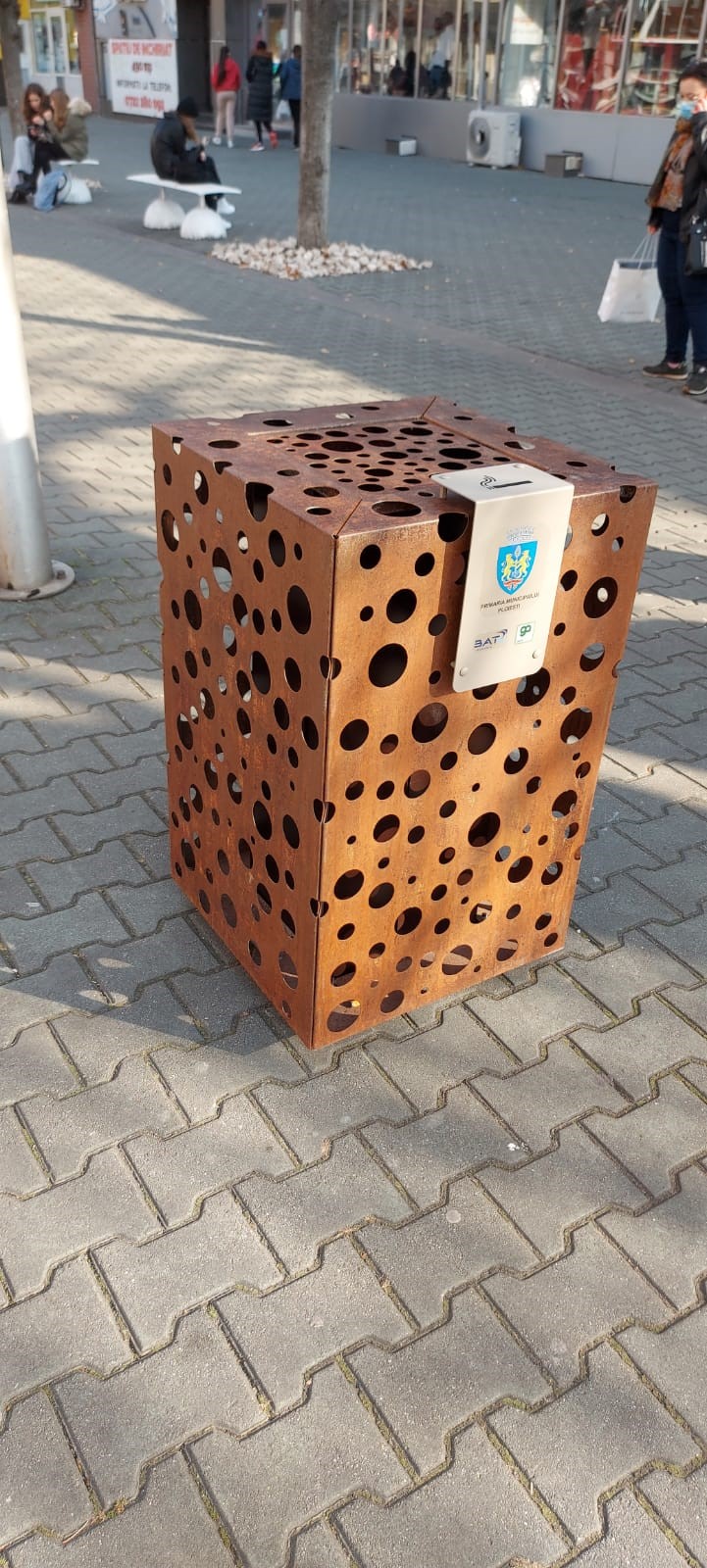 Fabrica de țigarete umple Ploieștiul de scrumiere pentru colectarea selectivă a chiștoacelor Fabrica de țigarete umple Ploieștiul de scrumiere pentru colectarea selectivă a chiștoacelor