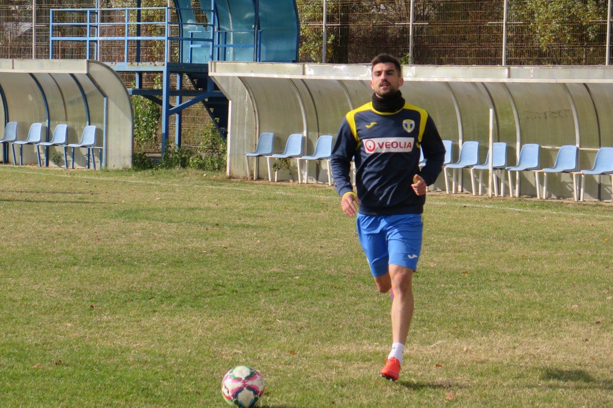 Obișnuite să fie gazde pe arena Ilie Oană, ACS Petrolul ’52 Ploiești și Chindia Târgoviște se vor duela “amical”, astăzi, pe același stadion. La oră clasică de matineu, 11.00