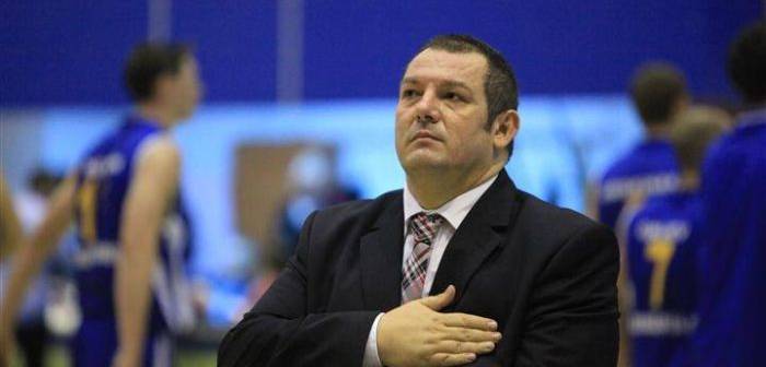 Primul antrenor străin aflat la cârma uneia dintre cele mai prolifice echipe din baschet din România a devenit (și) cetățean român! Bosniacul Dragan Petricevic a fost îndepărtat neașteptat după ce câștigase primul trofeu din existența CSU Asesoft Ploiești!