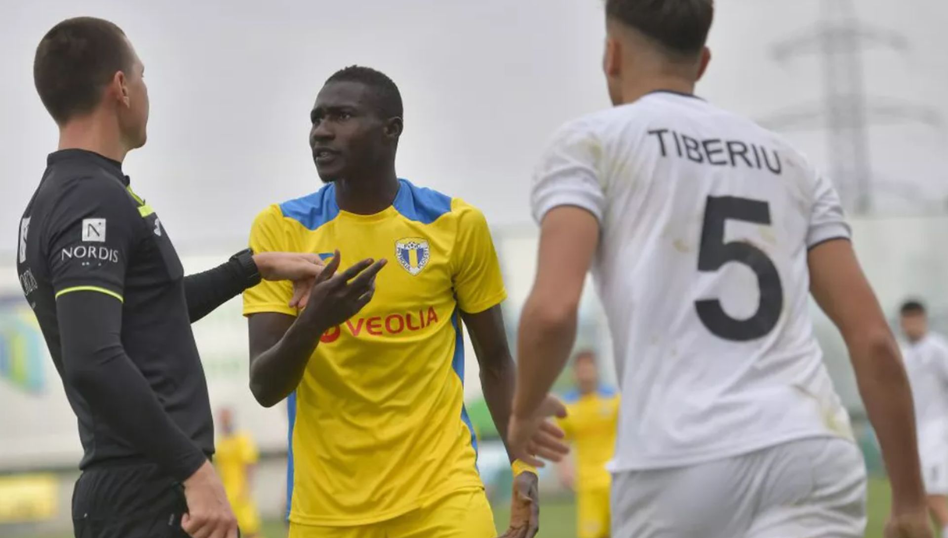 Confuzie între injurături și cuvinte rasiste, după meciul Astra – Petrolul ’52! Premiera absolută din fotbalul românesc, negată de către fotbalistul care a încasat un cartonaș roșu, fundașul central giurgiuvean Tiberiu Giuroiu!