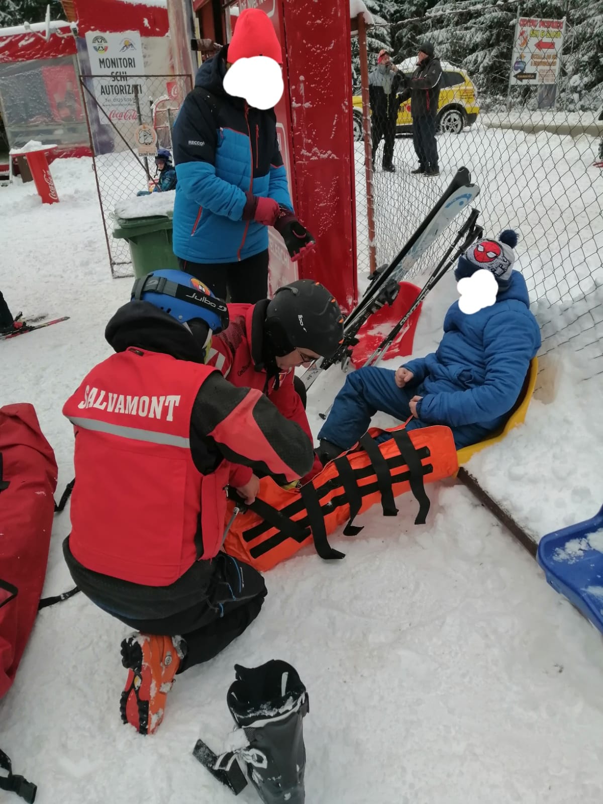 Primul accident din acest sezon pe pârtiile din Azuga: dublă fractură de tibie şi peroneu suferită de un copil Primul accident din acest sezon pe pârtiile din Azuga: dublă fractură de tibie şi peroneu suferită de un copil