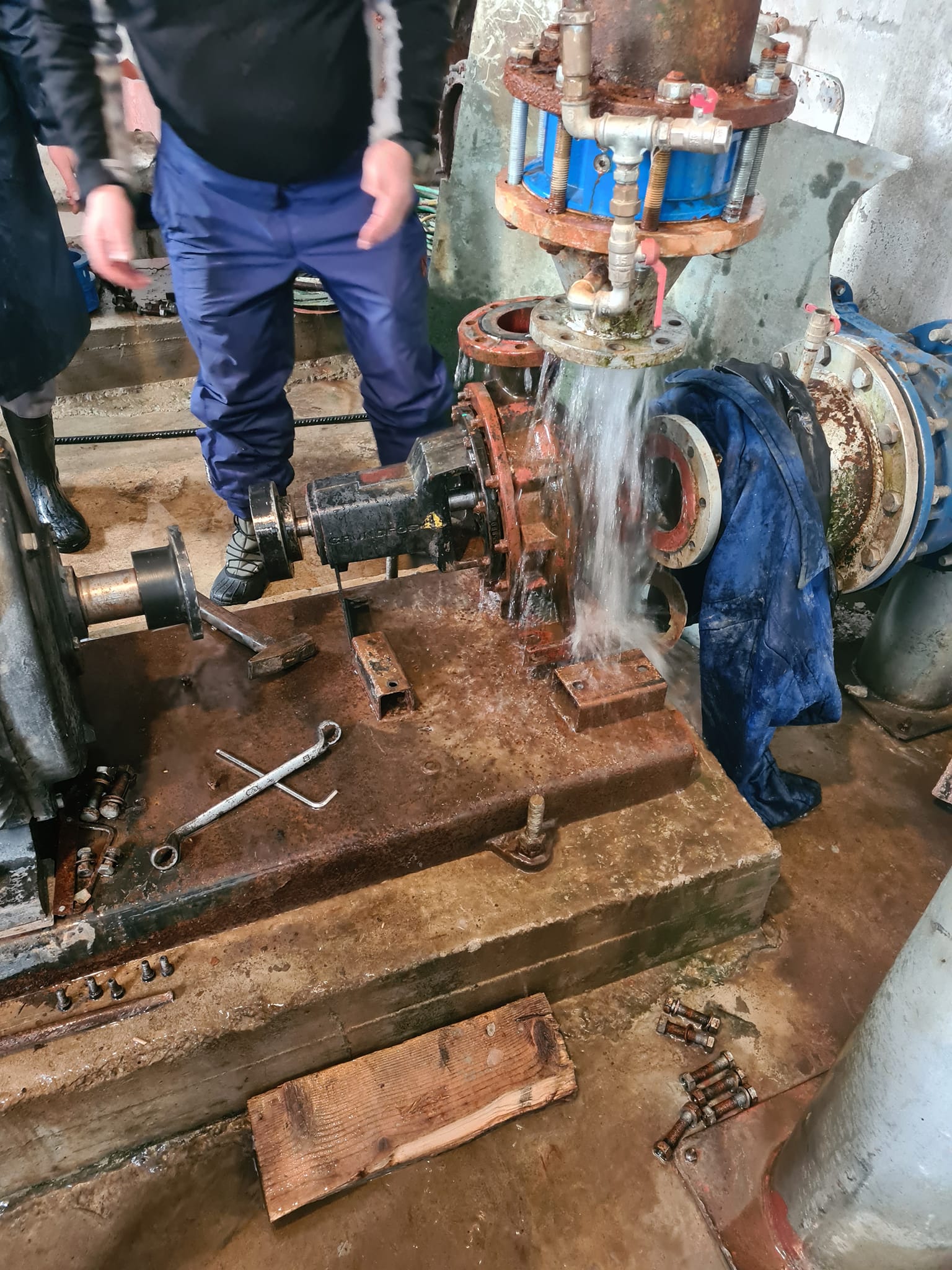 Stațiunea Azuga, lăsată fără apă de Sărbători. Hidro Prahova și primarul încasează blesteme de la azugeni Stațiunea Azuga, lăsată fără apă de Sărbători. Hidro Prahova și primarul încasează blesteme de la azugeni