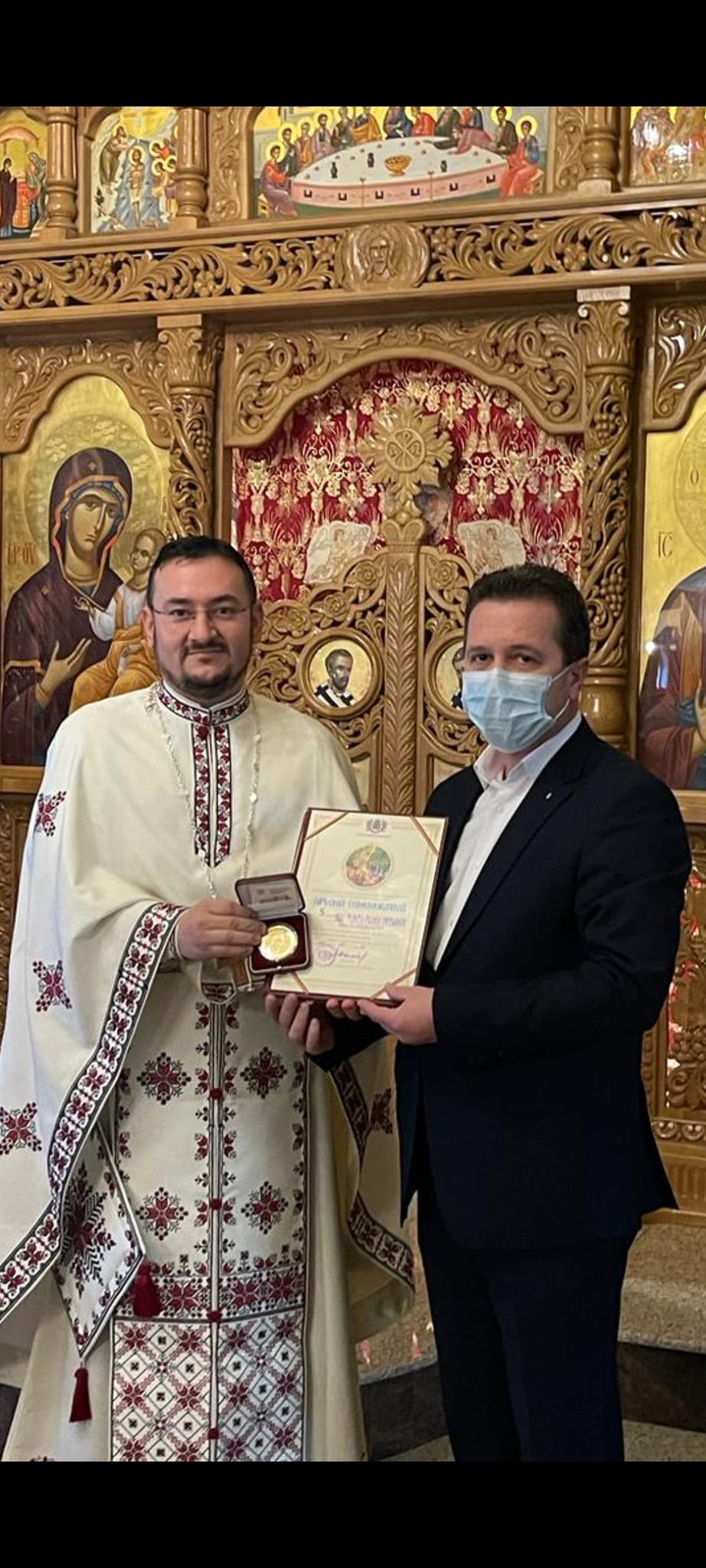 Primarul comunei Măneciu, Florin Auraș Dragomir, premiat de Patriarhul Daniel Primarul comunei Măneciu, Florin Auraș Dragomir, premiat de Patriarhul Daniel