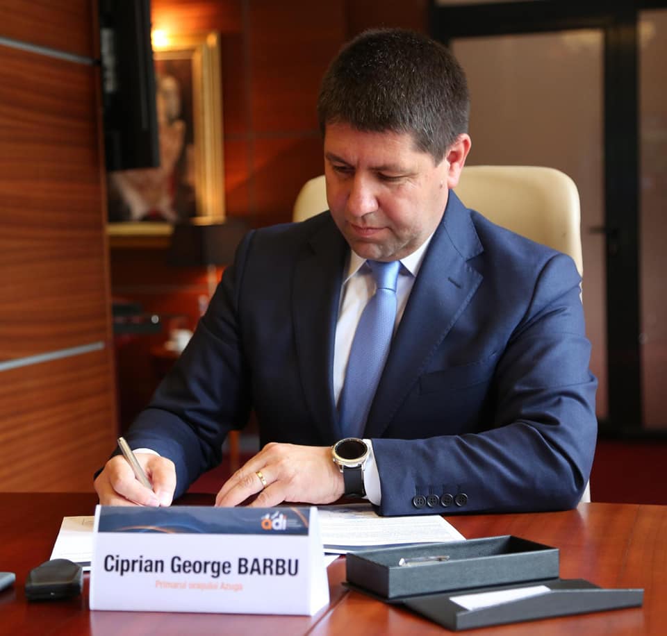 Revenit de la safari și scufundări, primarul Azugii, George Barbu, dă drept la replică. Îl publicăm! Revenit de la safari și scufundări, primarul Azugii, George Barbu, dă drept la replică. Îl publicăm!