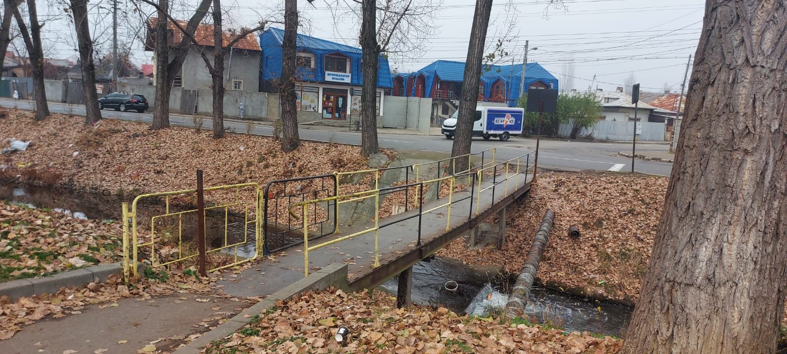 Pasarelele dărăpănate de pe pârâul Dâmbu vor fi demolate și înlocuite Pasarelele dărăpănate de pe pârâul Dâmbu vor fi demolate și înlocuite