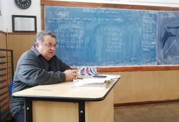 Victor Dumitru, din Seciu, este întruchiparea „Domnului Trandafir“. De 46 de ani predă, pe lângă citit şi socotit, şi lecţia omeniei! 