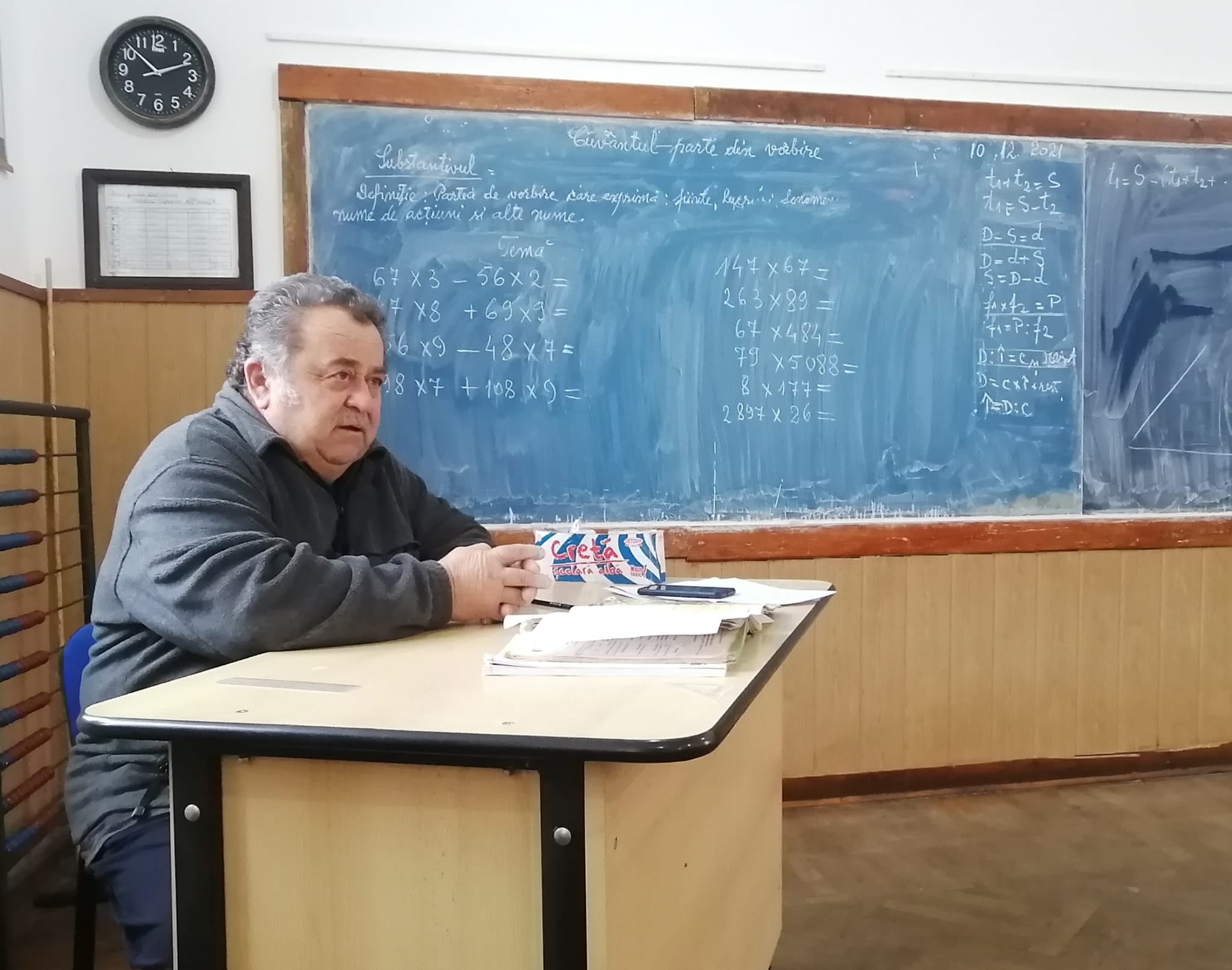 Victor Dumitru, din Seciu, este întruchiparea „Domnului Trandafir“. De 46 de ani predă, pe lângă citit şi socotit, şi lecţia omeniei! 