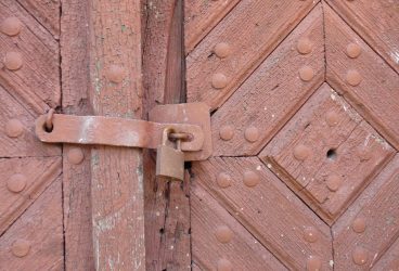 Femeie cu afecțiuni psihice din Jugureni, ”prizoniera” tatălui său