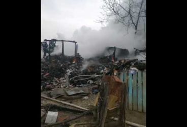 Cum s-a făcut scrum o casă din comuna Tătaru, azi, în incendiu (imagini)