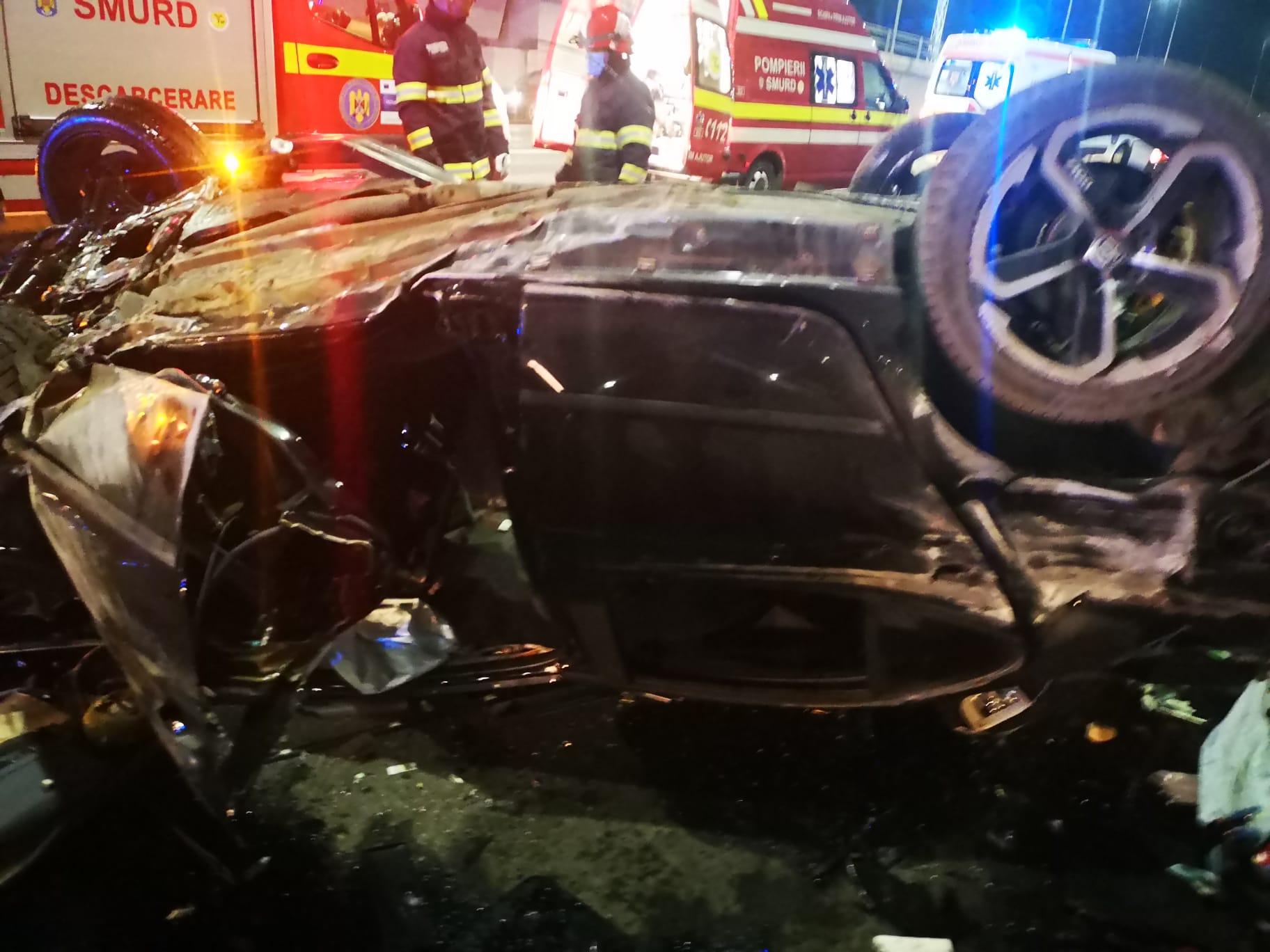 Imagini cu mașina răsturnată la giratoriul suspendat. Ocupanții au scăpat cu viață! Imagini cu mașina răsturnată la giratoriul suspendat. Ocupanții au scăpat cu viață!