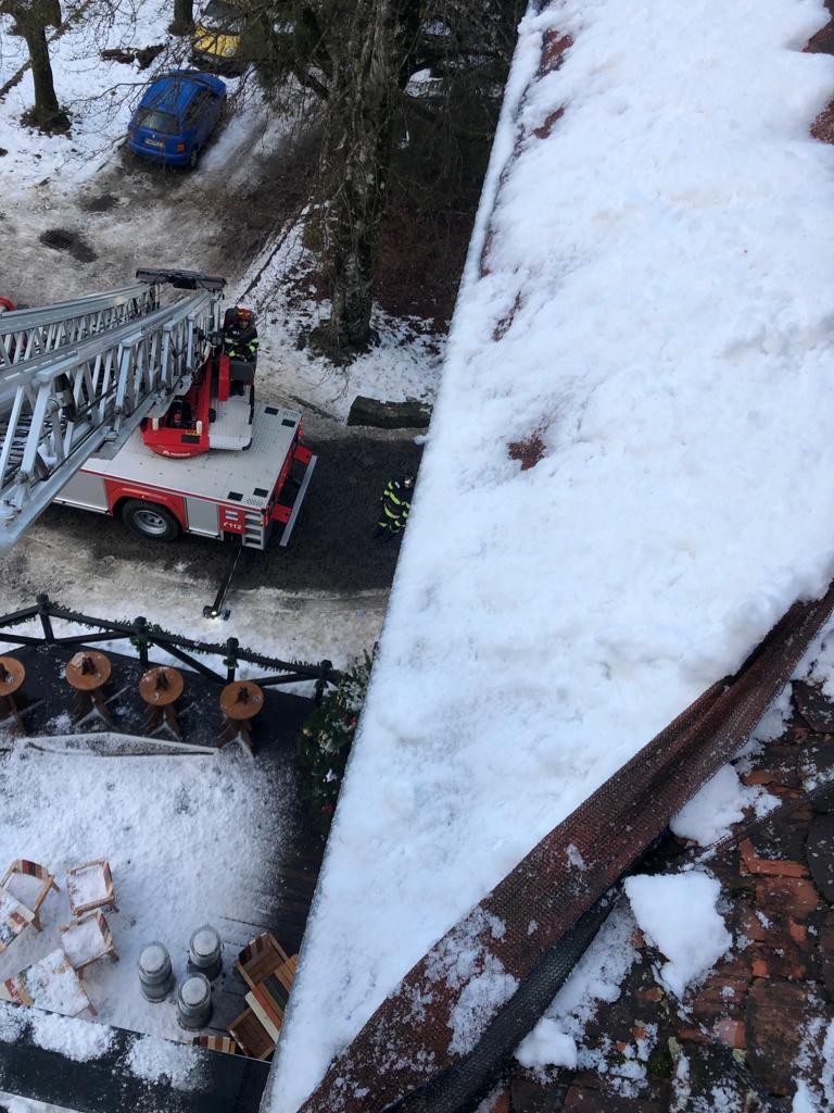 O ”avalanșă” de pe un acoperiș din Sinaia a accidentat 5 turiști O ”avalanșă” de pe un acoperiș din Sinaia a accidentat 5 turiști