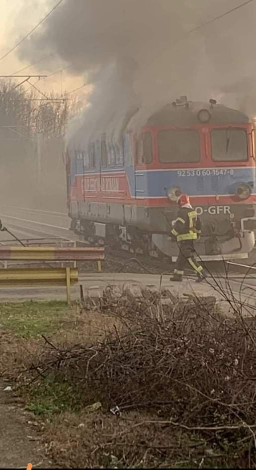 Locomotiva unui mărfar încărcat cu îngrășăminte chimice a luat foc la Brazi