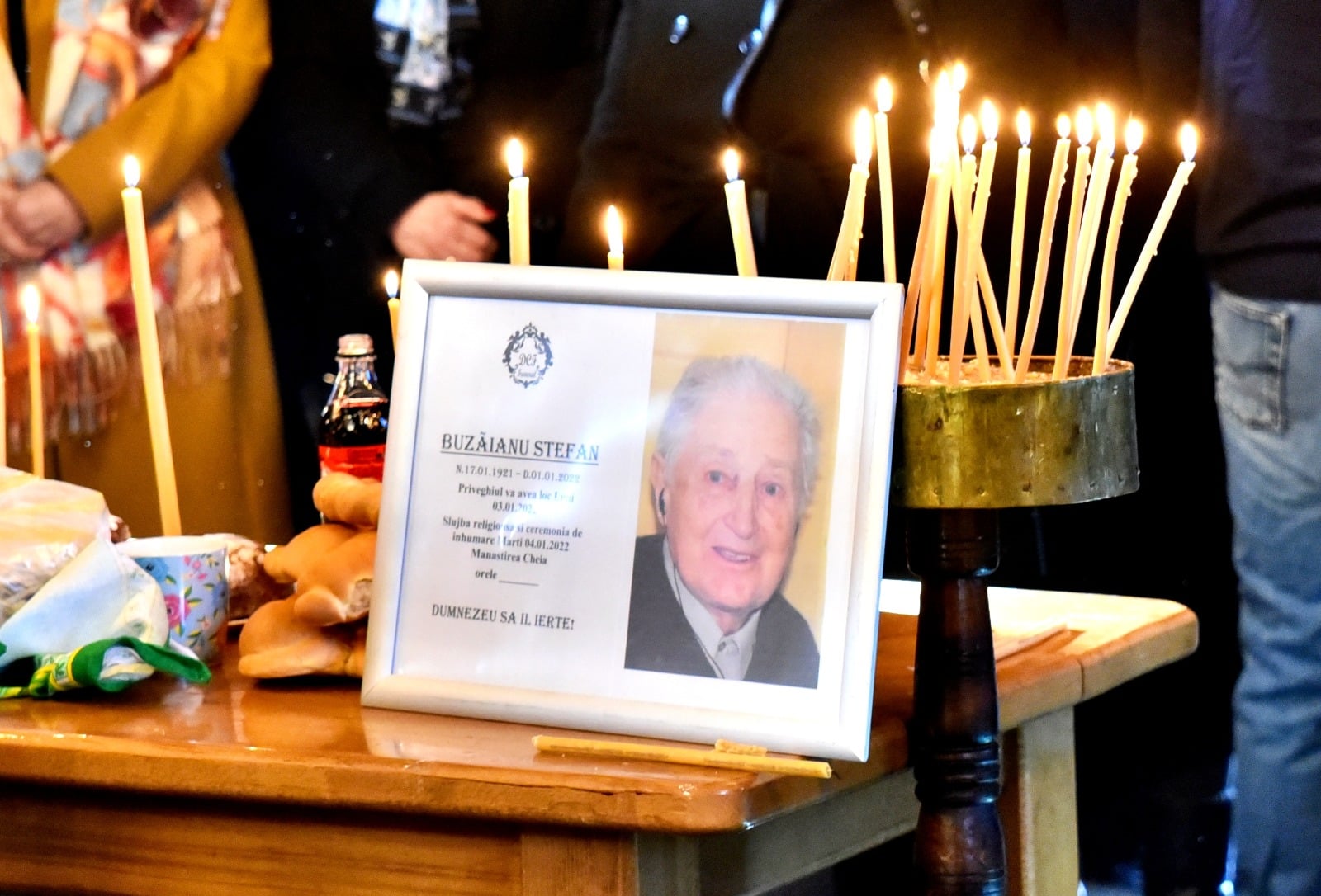 Ştefan Buzoianu, veteranul de război din Cheia care a trăit opt decenii cu un glonţ lângă inimă, a fost condus pe ultimul drum. Luna aceasta ar fi împlinit 101 ani. Ştefan Buzoianu, veteranul de război din Cheia care a trăit opt decenii cu un glonţ lângă inimă, a fost condus pe ultimul drum. Luna aceasta ar fi împlinit 101 ani.