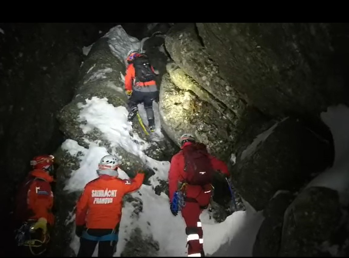 Timp de 9 ore s-au luptat salvamontiștii prahoveni să salveze viața unei femei Timp de 9 ore s-au luptat salvamontiștii prahoveni să salveze viața unei femei