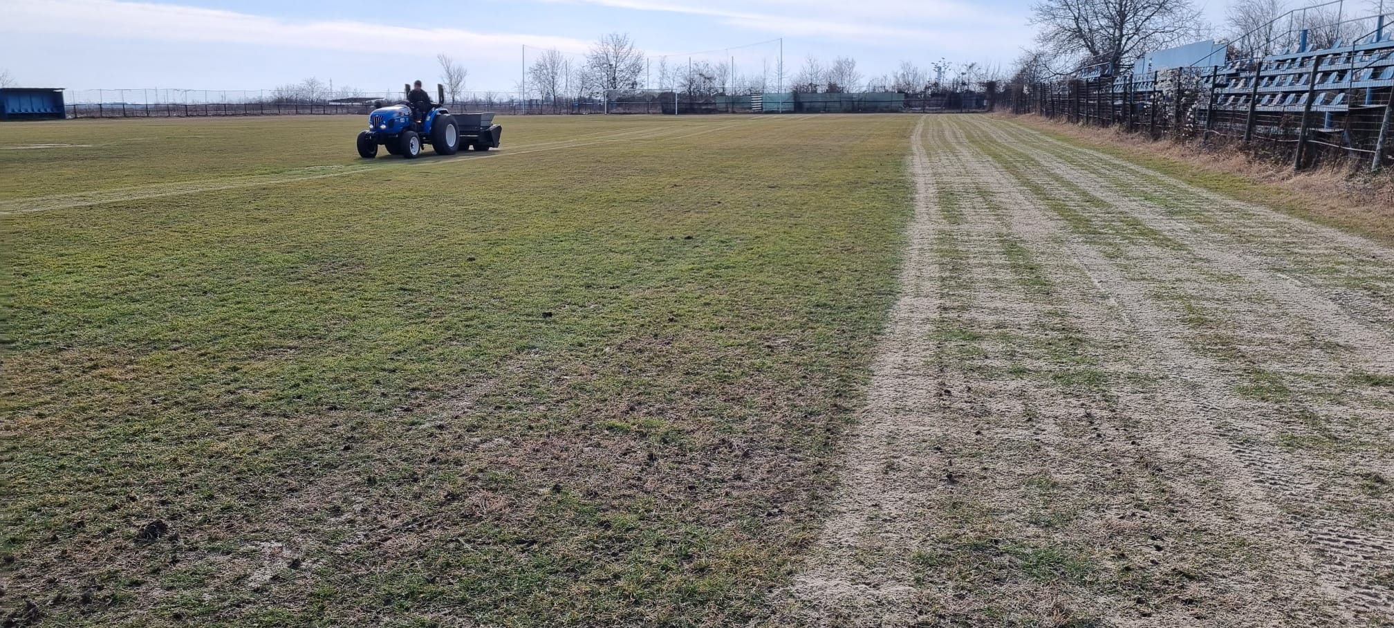 Parafrazând, FC Petrolul Ploiești își face iarna “car” pentru a avea la vară… “sanie”! Gazonul de la arena de fotbal din Pleașa a intrat în tratament serios!