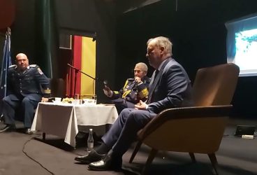 Generalul veteran de război Radu Theodoru și cosmonautul Dumitru Prunariu au venit la Ploiești pentru a-l omagia pe ultimul as al aviației române, gen. Ioan Dobran