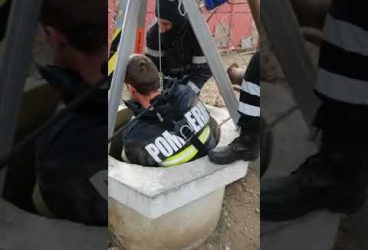 Imagini de la intervenția pompierilor pentru salvarea unui cățel căzut în fântână