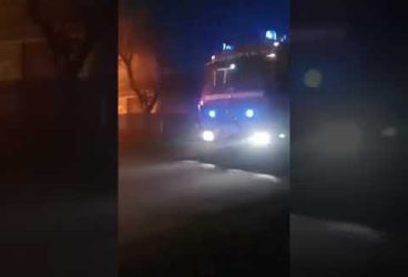 Pompierii prahoveni și cei dâmbovițeni au intervenit împreună la un incendiu