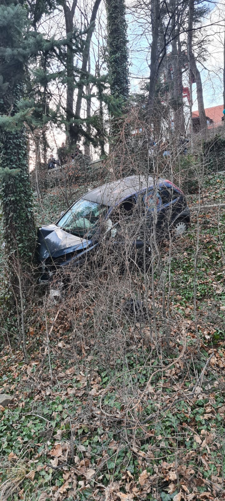Un autoturism a căzut în râpă, la Sinaia (imagini)
