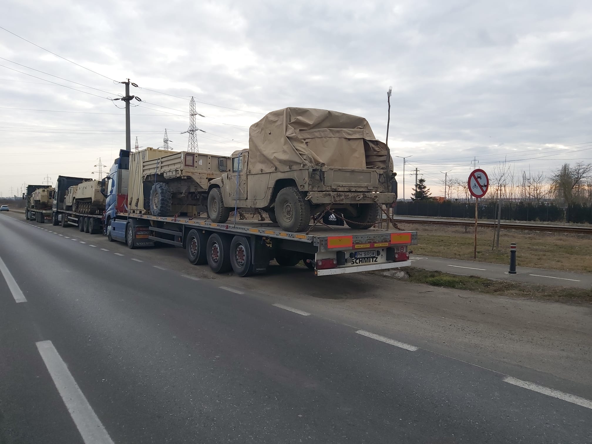 Un convoi militar cu vehicule de luptă moderne a fost văzut, astăzi, pe DN1 în drum spre Ploiești Un convoi militar cu vehicule de luptă moderne a fost văzut, astăzi, pe DN1 în drum spre Ploiești