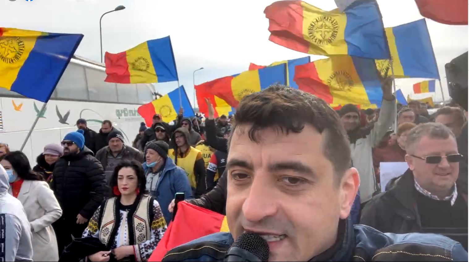 George Simion (AUR) a adunat o mare masă de protestatari din toată țara la Ploiești, ca să plece spre Piața Universității și Cotroceni