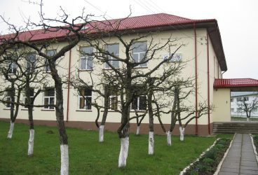 Scandal cercetat penal între directoarea și un profesor din Școala Gimnazială Adunați