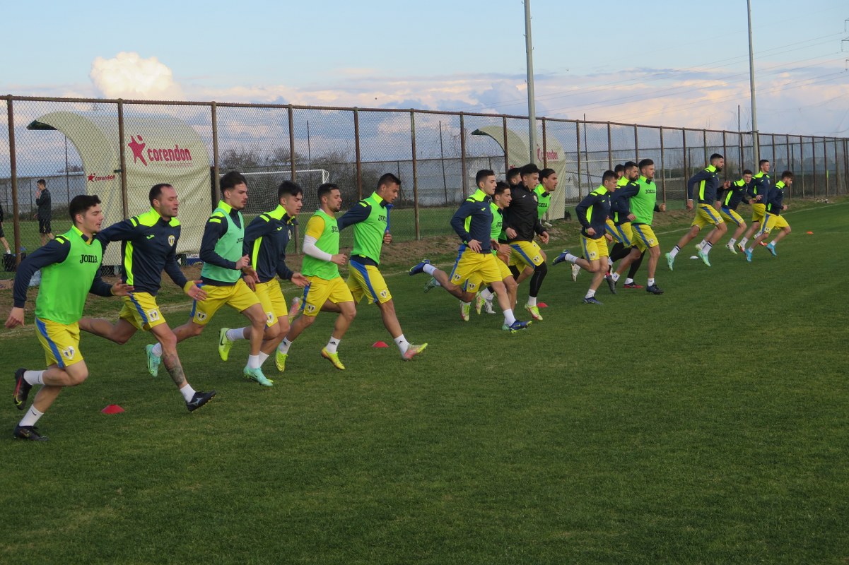 S-a aglomerat programul de meciuri amicale al Petrolului: de marți, trei zile consecutive cu teste în iarbă, la Lara! A mai apărut încă o divizonară secundă “în schemă”, din Cehia S-a aglomerat programul de meciuri amicale al Petrolului: de marți, trei zile consecutive cu teste în iarbă, la Lara! A mai apărut încă o divizonară secundă “în schemă”, din Cehia