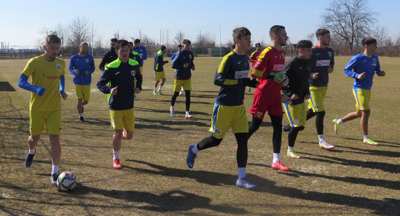 Deși calificați matematic în play-off, fotbaliștilor de la FC Petrolul nu li se mai dă zi liberă după un meci! Și după un zbor dintr-o parte în alta a țării!