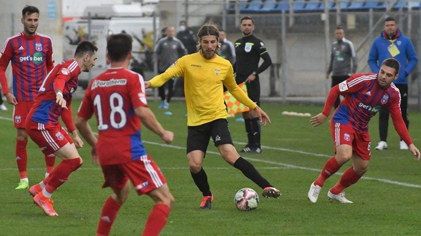 După ce a împrumutat un fundaș central, Manolache, în Liga 3, la CSM Reșița, clubul “lupilor” a adus alți doi în mercato de iarnă, ultimul fiind Sabău. Axul central al defensivei numără acum cinci apărători, dar și doi fotbaliști care pot juca, la nevoie, în aceeași zonă!