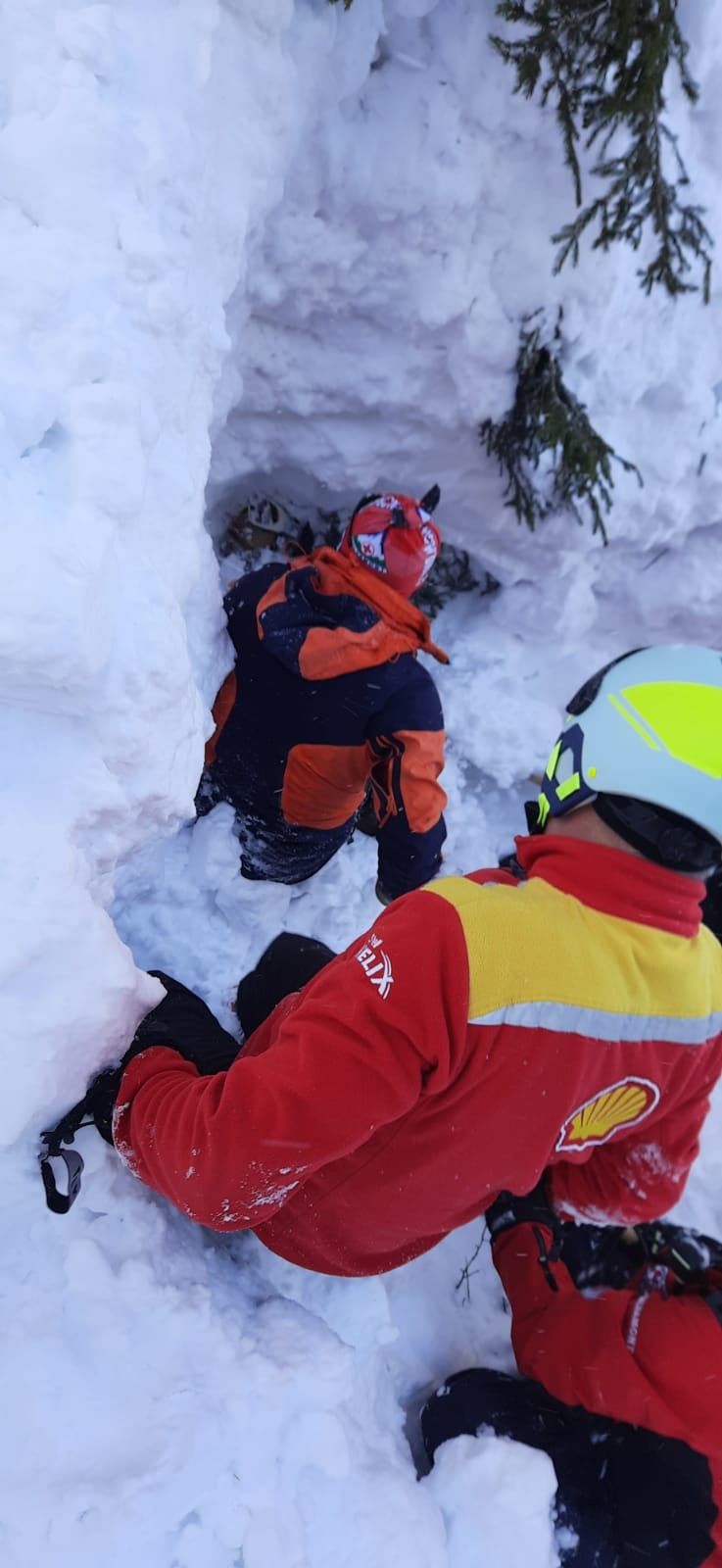 Bărbat prins de avalanşă, salvat după ce a stat 34 de minute îngropat în zăpadă Bărbat prins de avalanşă, salvat după ce a stat 34 de minute îngropat în zăpadă