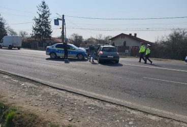Autospecială de poliție implicată în accident la Valea Călugărească. Șoferul a fost rănit (foto)
