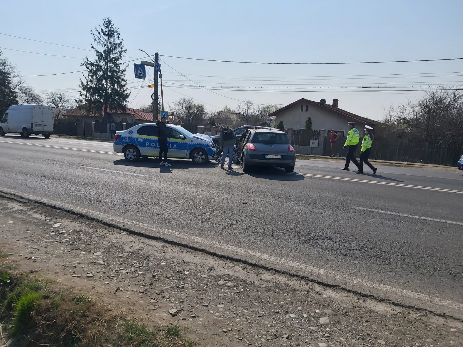Autospecială de poliție implicată în accident la Valea Călugărească. Șoferul a fost rănit (foto) Autospecială de poliție implicată în accident la Valea Călugărească. Șoferul a fost rănit (foto)