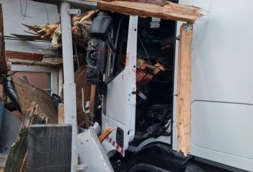 Autocamion scăpat de sub control pe DN1A a trecut ca prin brânză prin gardurile din Lipănești