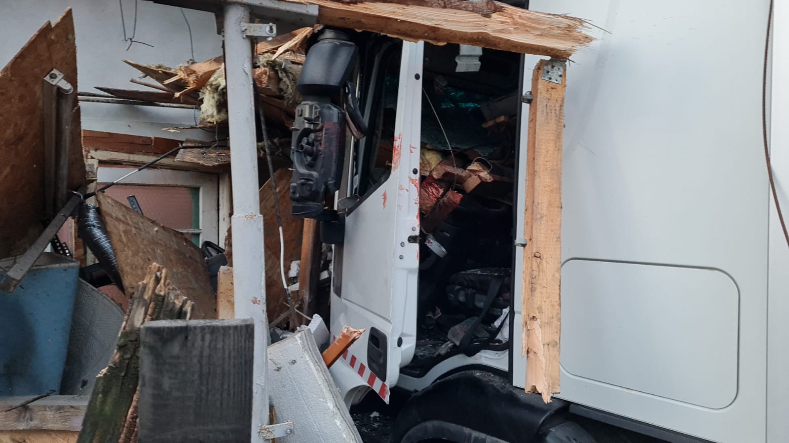 Autocamion scăpat de sub control pe DN1A a trecut ca prin brânză prin gardurile din Lipănești Autocamion scăpat de sub control pe DN1A a trecut ca prin brânză prin gardurile din Lipănești