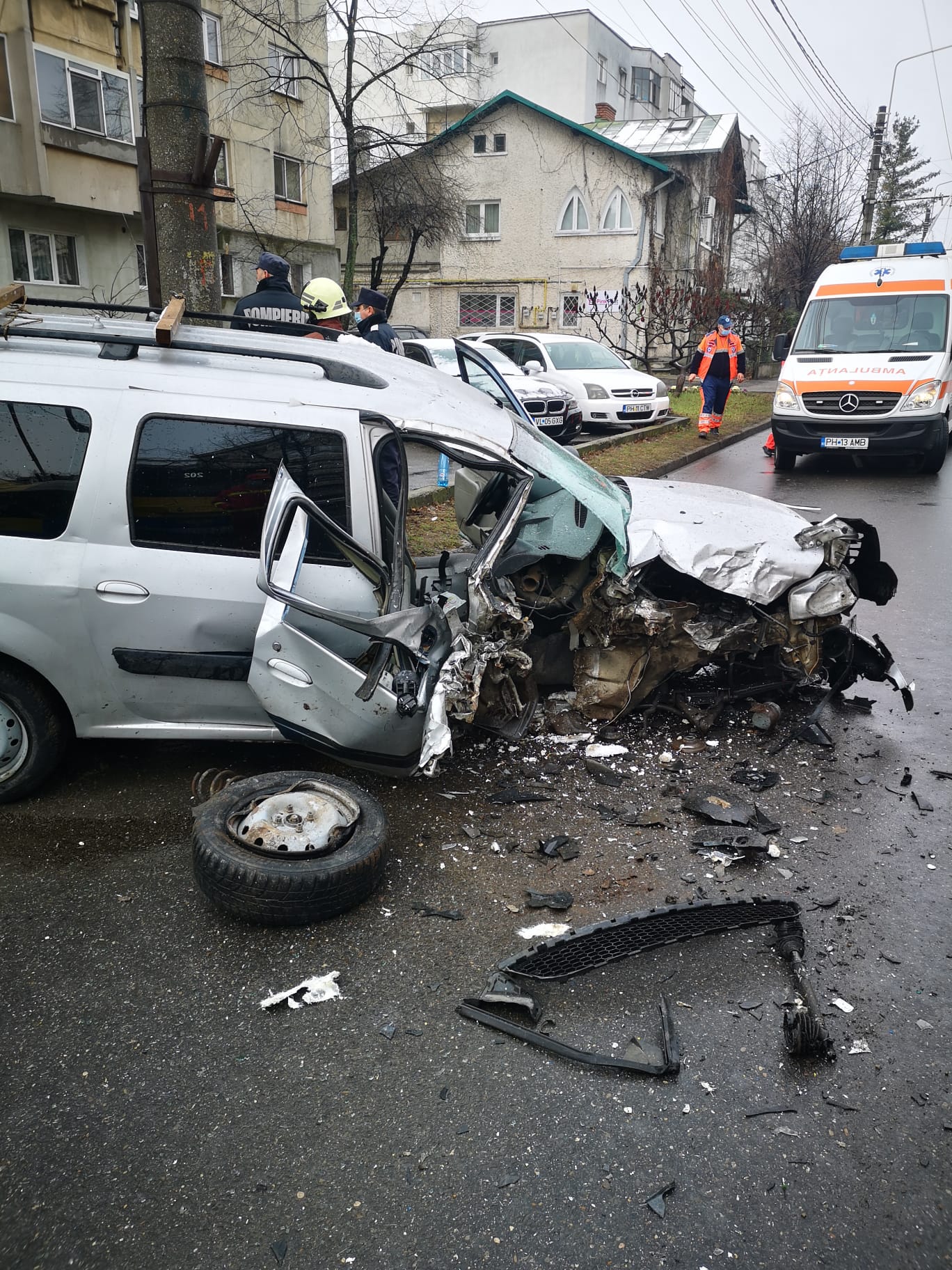 Autoturism și troleibuz cu călători, implicate în accident pe str. Gh. Gr. Cantacuzino, din Ploiești