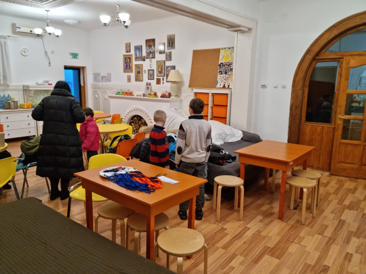 Aproape 70 de copii ucraineni instituţionalizaţi, preluaţi de DGASPC Prahova, au nevoie de ajutor Aproape 70 de copii ucraineni instituţionalizaţi, preluaţi de DGASPC Prahova, au nevoie de ajutor