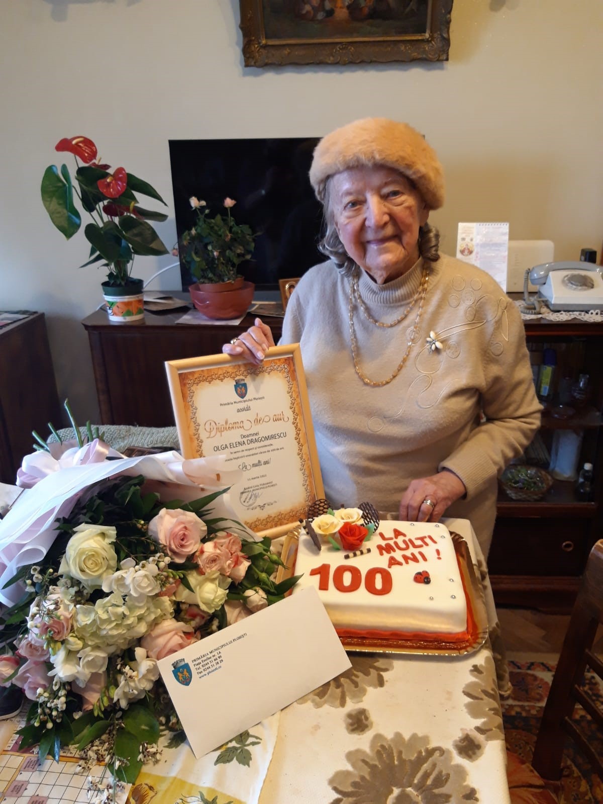 Ploieșteanca Elena Olga Dragomirescu, premiată de Primărie la împlinirea a 100 de ani