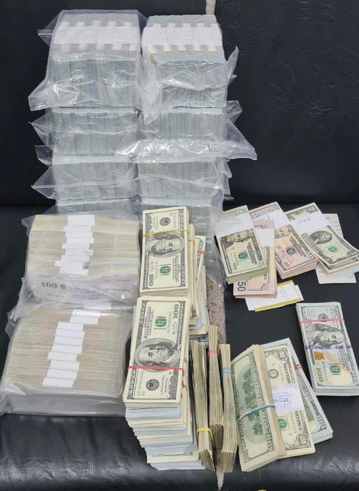 Familie de ucraineni, depistată în vamă cu 1,6 milioane de dolari şi 50.000 de euro în genţi Familie de ucraineni, depistată în vamă cu 1,6 milioane de dolari şi 50.000 de euro în genţi