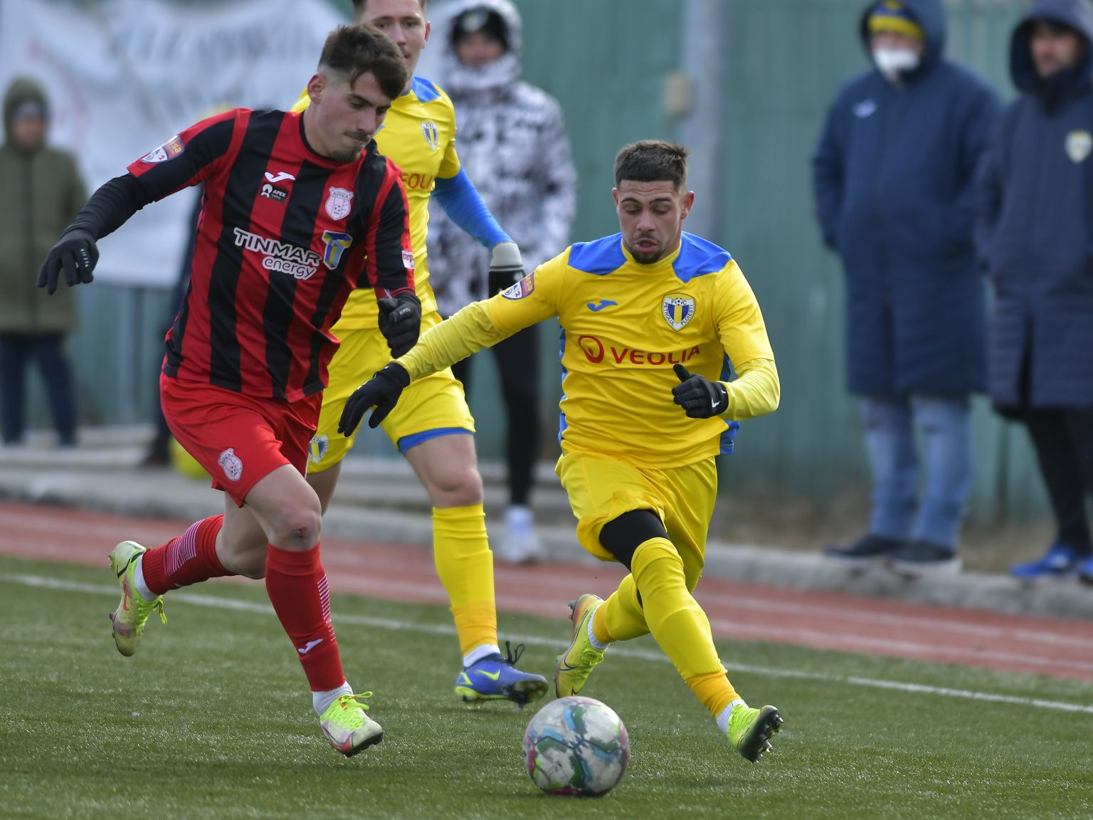 S-ar părea că, în cazul accidentării lui Dragoș Gheorghe, de la FC Petrolul, “dracul” nu este negru, dar nici alb, e adevărat. Spre gri ar fi culoarea reală a unei… controverse iscate din senin!