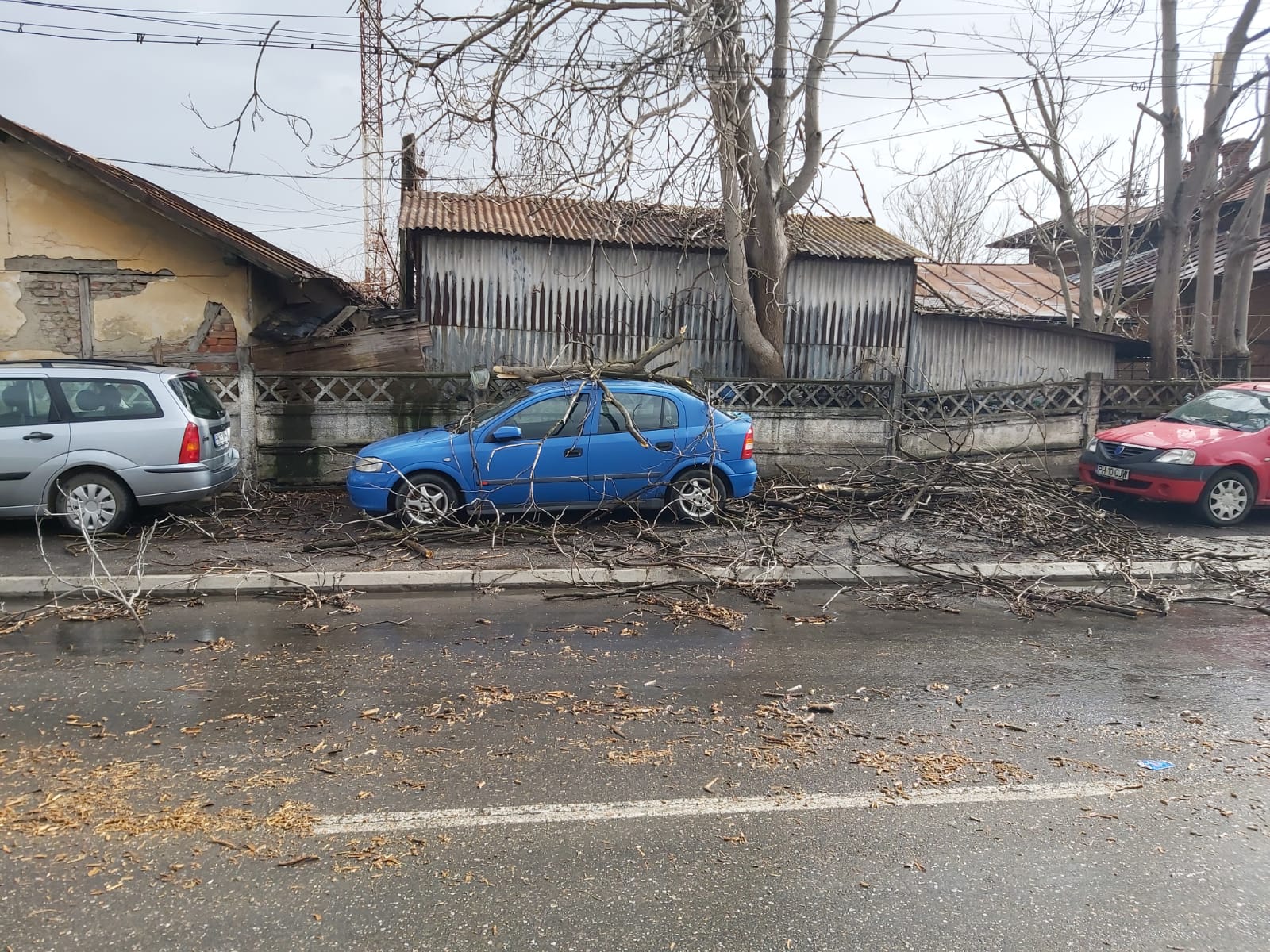 Furtuna violentă de astăzi a doborât în județ stâlpi, copaci și a avariat mașini Furtuna violentă de astăzi a doborât în județ stâlpi, copaci și a avariat mașini