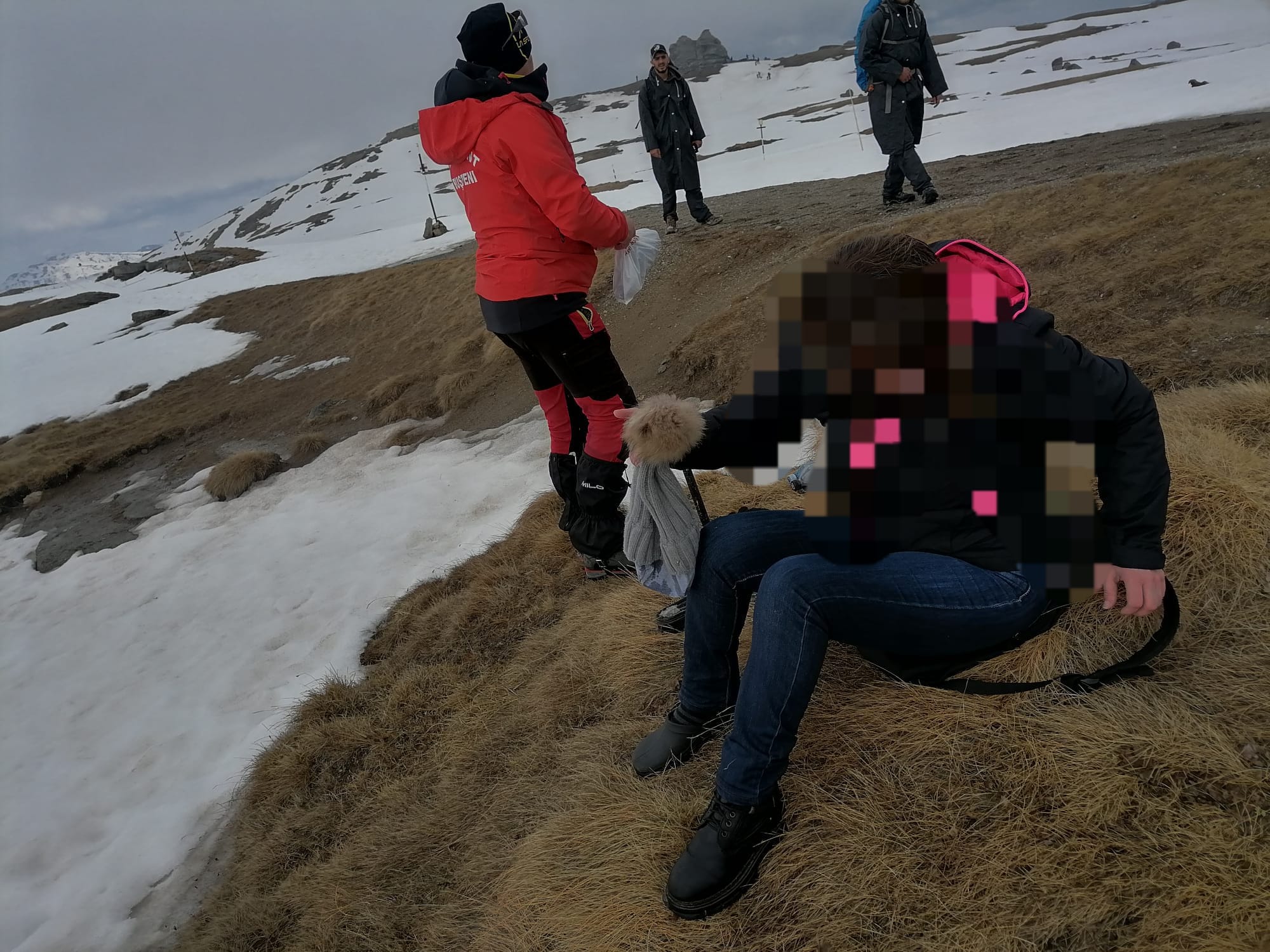 Salvamontiștii au salvat o femeie desculță în zăpadă, pe traseul Babele-Crucea Caraiman Salvamontiștii au salvat o femeie desculță în zăpadă, pe traseul Babele-Crucea Caraiman