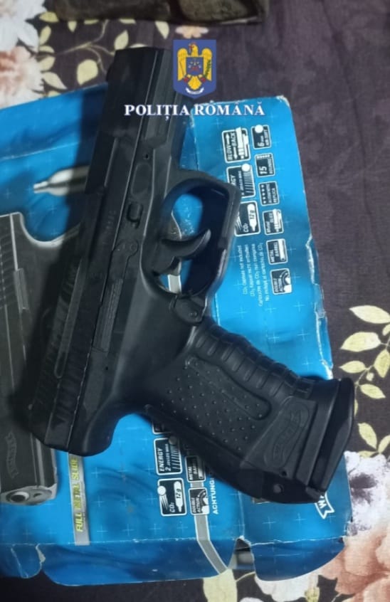Prins cu un arsenal de puști și pistoale în centrul Ploieștiului Prins cu un arsenal de puști și pistoale în centrul Ploieștiului